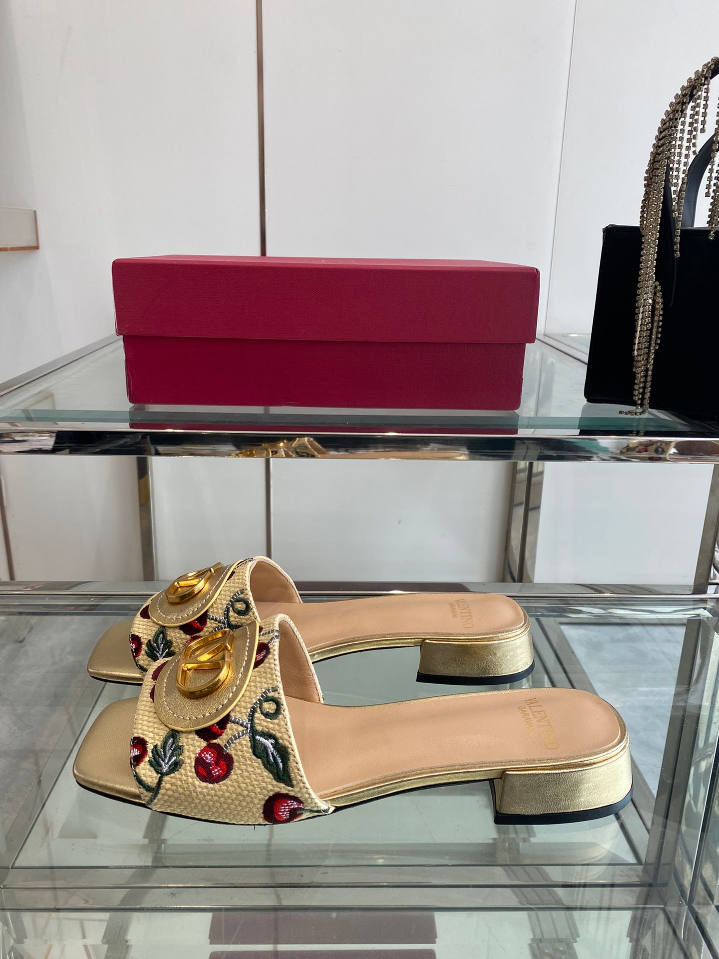 VLTN HIGH HEEL 25S 30 MM IN BEIGE FABRIC AND GOLD LAMBSKIN WITH EMBROIDERED CHERRY MOTIF - 34