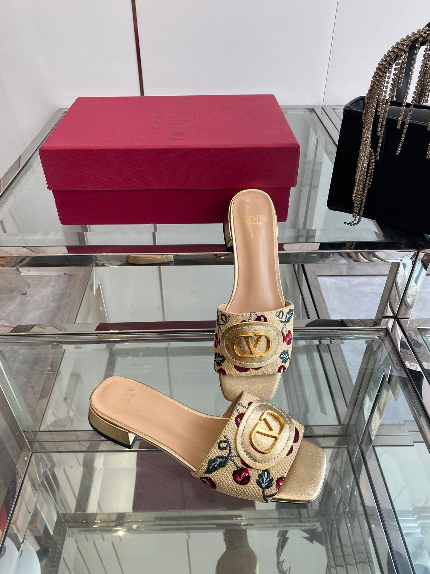 VLTN HIGH HEEL 25S 30 MM IN BEIGE FABRIC AND GOLD LAMBSKIN WITH EMBROIDERED CHERRY MOTIF - 34