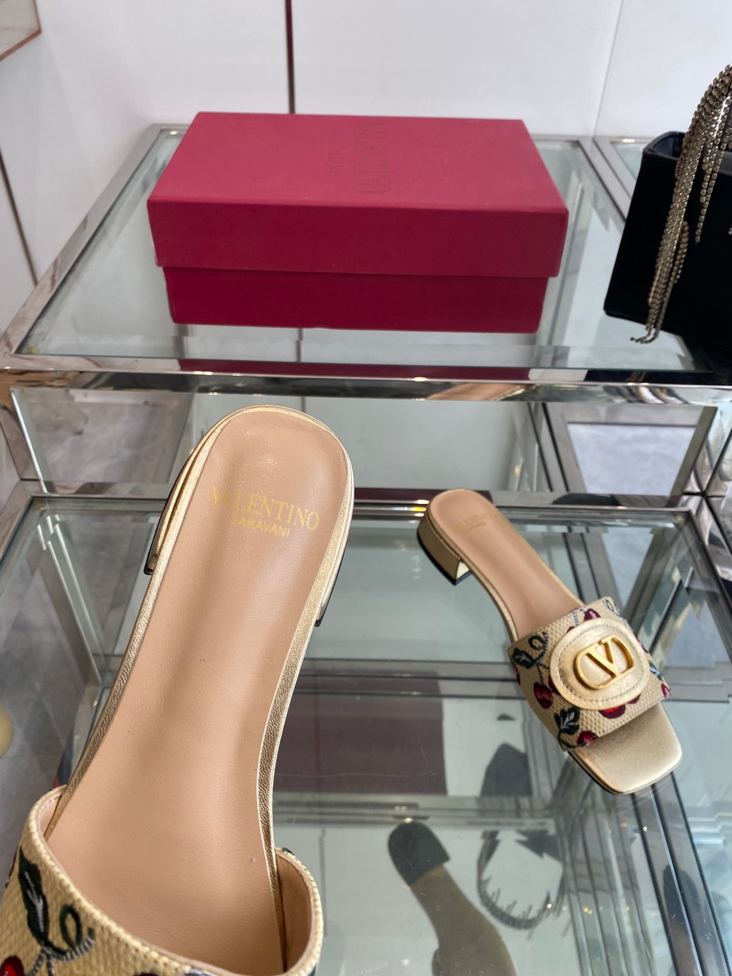 VLTN HIGH HEEL 25S 30 MM IN BEIGE FABRIC AND GOLD LAMBSKIN WITH EMBROIDERED CHERRY MOTIF - 34