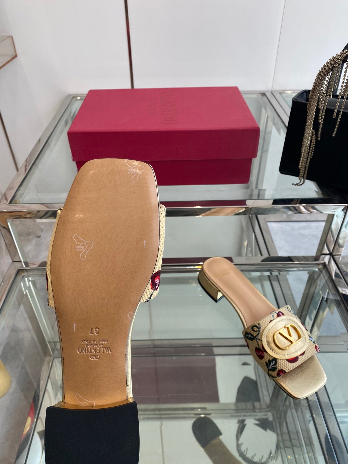 VLTN HIGH HEEL 25S 30 MM IN BEIGE FABRIC AND GOLD LAMBSKIN WITH EMBROIDERED CHERRY MOTIF - 34