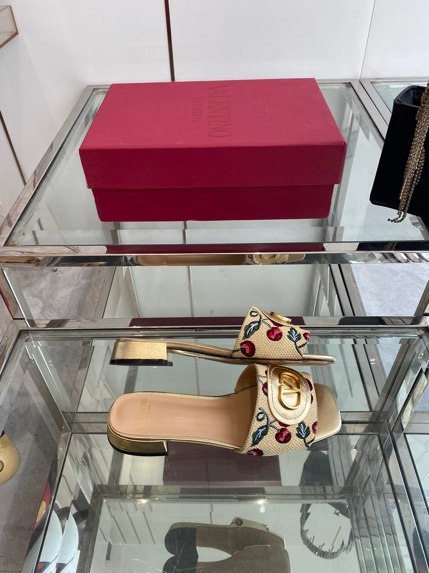 VLTN HIGH HEEL 25S 30 MM IN BEIGE FABRIC AND GOLD LAMBSKIN WITH EMBROIDERED CHERRY MOTIF - 34
