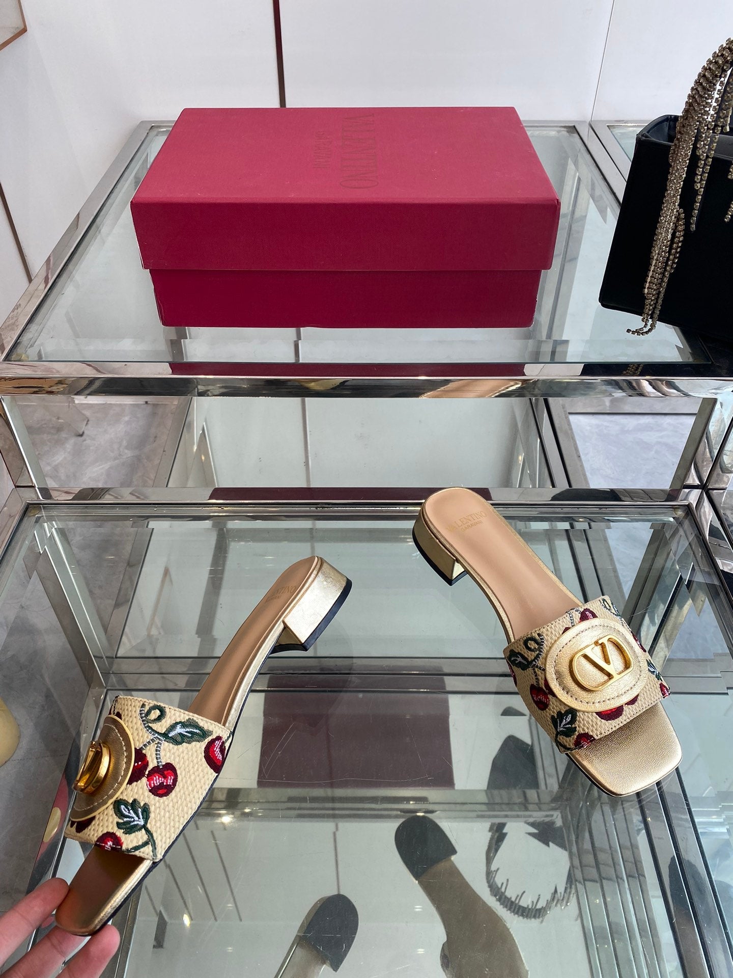 VLTN HIGH HEEL 25S 30 MM IN BEIGE FABRIC AND GOLD LAMBSKIN WITH EMBROIDERED CHERRY MOTIF - 34