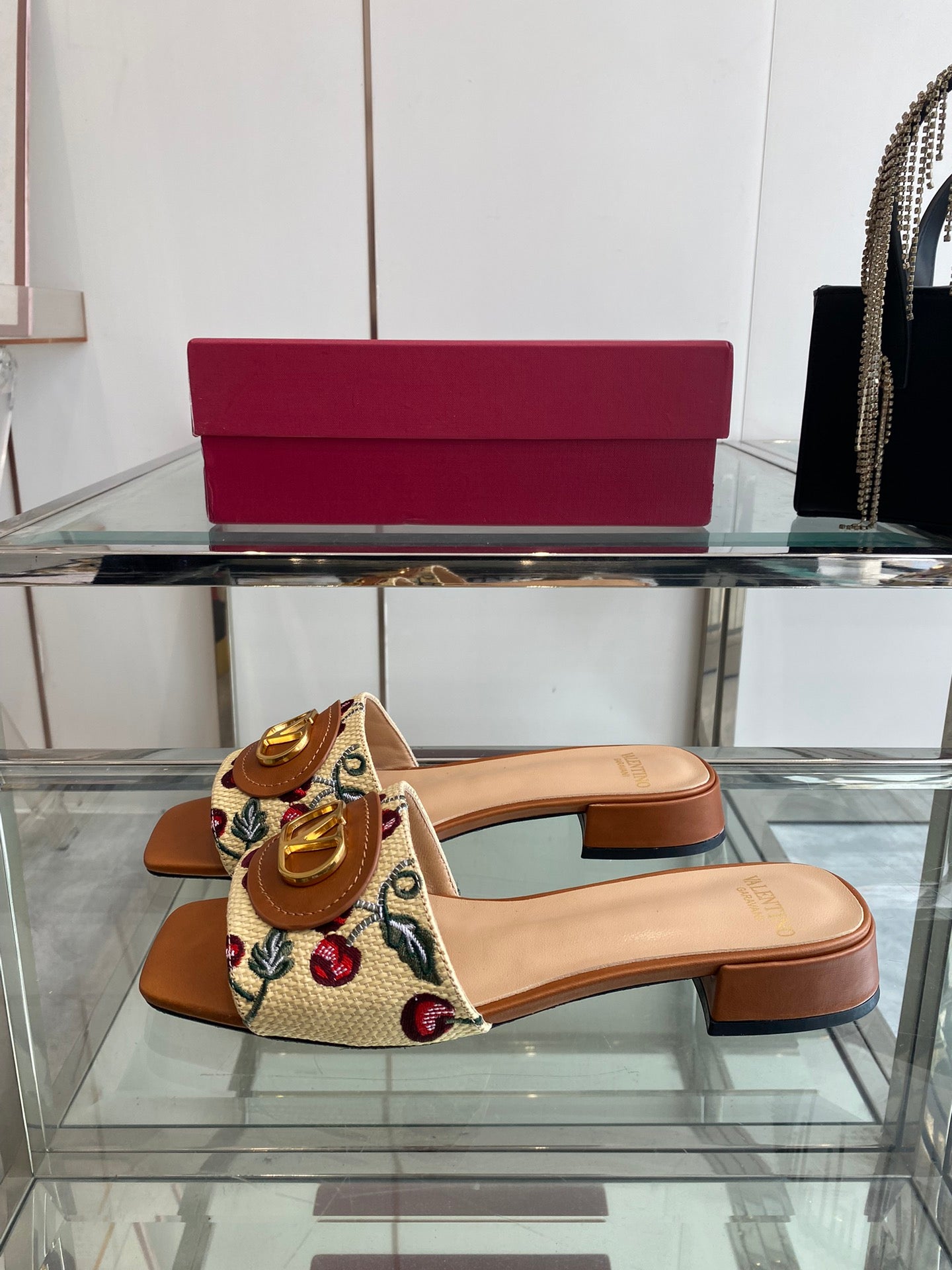 VLTN HIGH HEEL 25S 30 MM IN BEIGE FABRIC AND BROWN LAMBSKIN WITH EMBROIDERED CHERRY MOTIF - 34