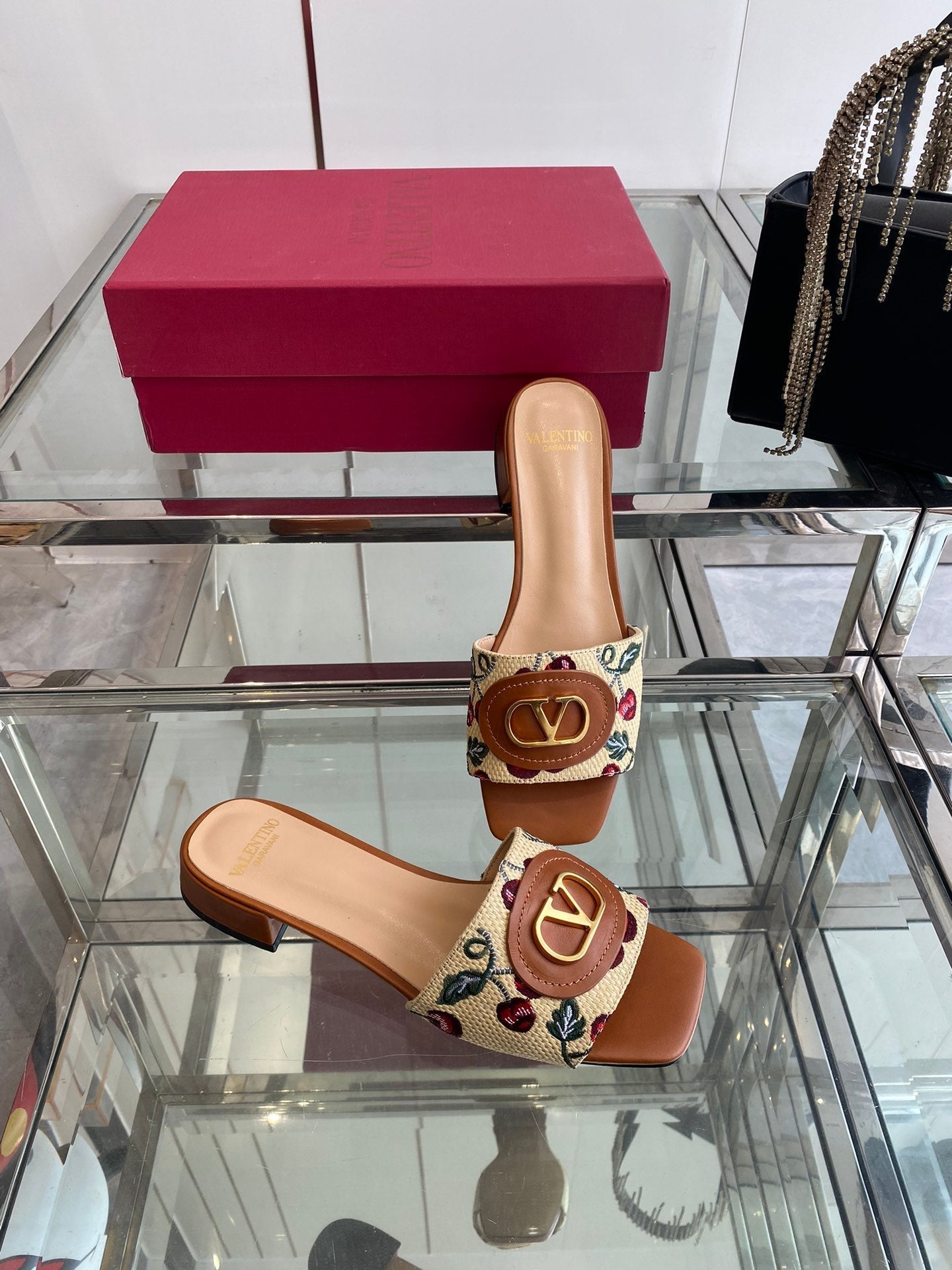 VLTN HIGH HEEL 25S 30 MM IN BEIGE FABRIC AND BROWN LAMBSKIN WITH EMBROIDERED CHERRY MOTIF - 34