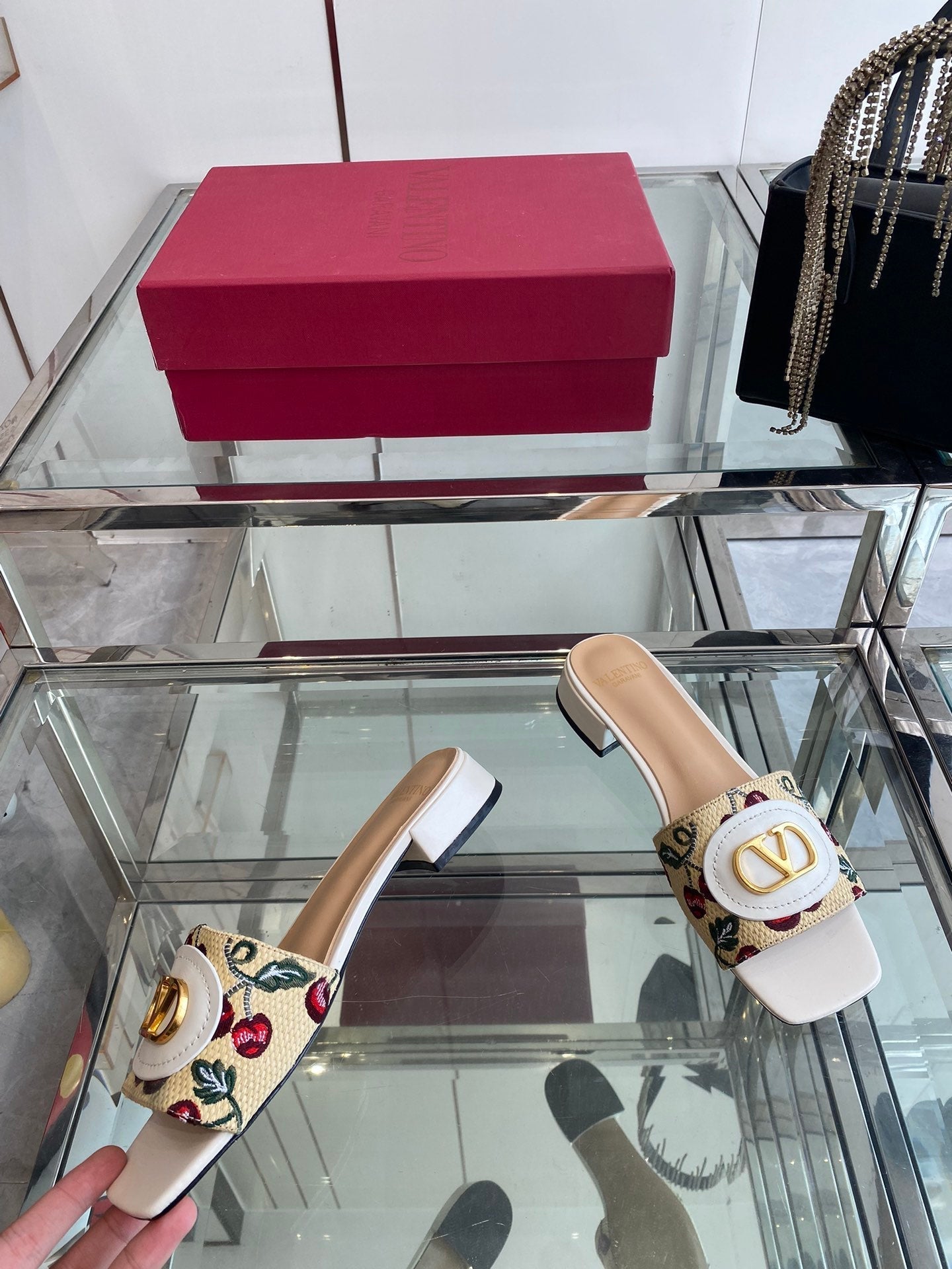 VLTN HIGH HEEL 25S 30 MM IN BEIGE FABRIC AND WHITE LAMBSKIN WITH EMBROIDERED CHERRY MOTIF - 34