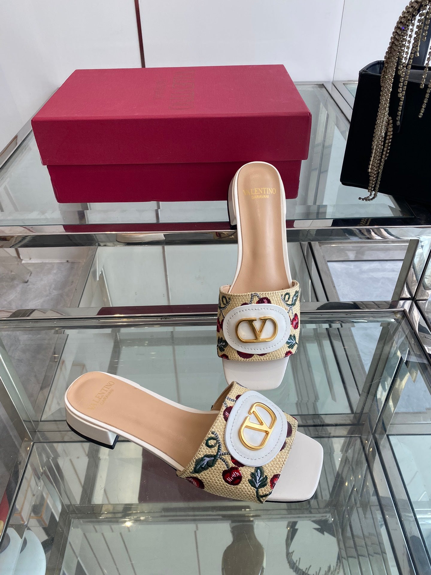 VLTN HIGH HEEL 25S 30 MM IN BEIGE FABRIC AND WHITE LAMBSKIN WITH EMBROIDERED CHERRY MOTIF - 34