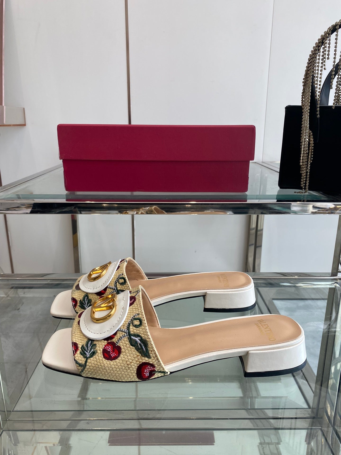 VLTN HIGH HEEL 25S 30 MM IN BEIGE FABRIC AND WHITE LAMBSKIN WITH EMBROIDERED CHERRY MOTIF - 34