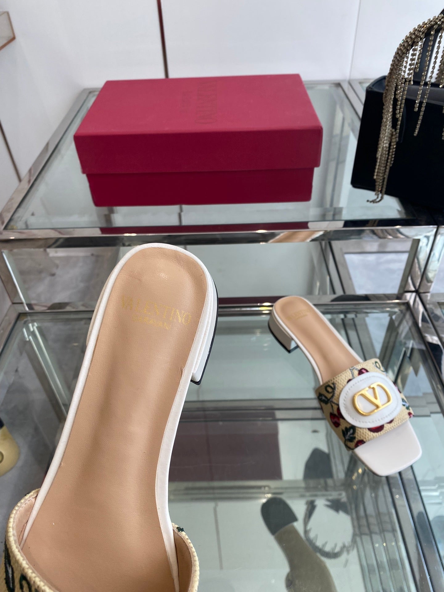 VLTN HIGH HEEL 25S 30 MM IN BEIGE FABRIC AND WHITE LAMBSKIN WITH EMBROIDERED CHERRY MOTIF - 34