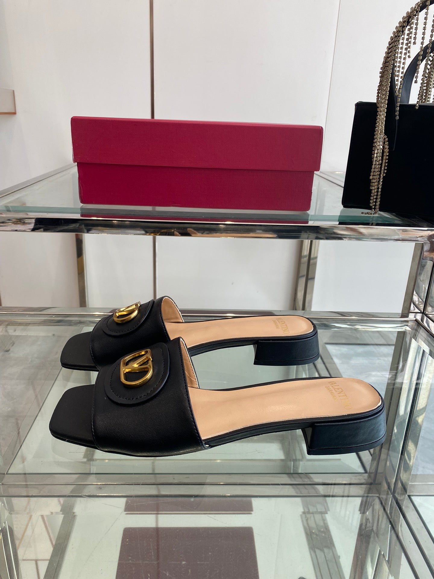 VLTN HIGH HEEL 25S 30 MM IN BLACK LAMBSKIN WITH GOLD HARDWARE - 34