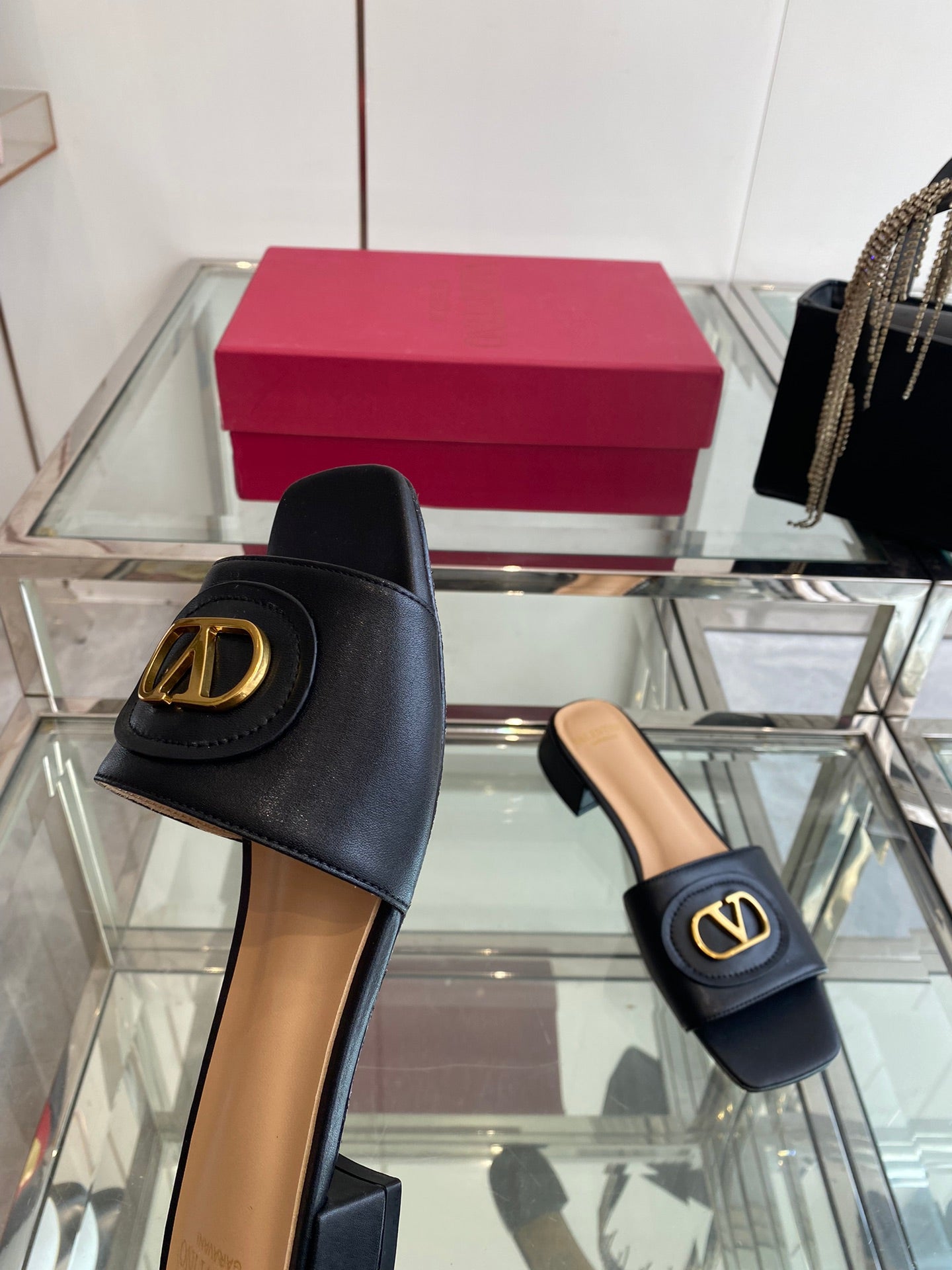 VLTN HIGH HEEL 25S 30 MM IN BLACK LAMBSKIN WITH GOLD HARDWARE - 34