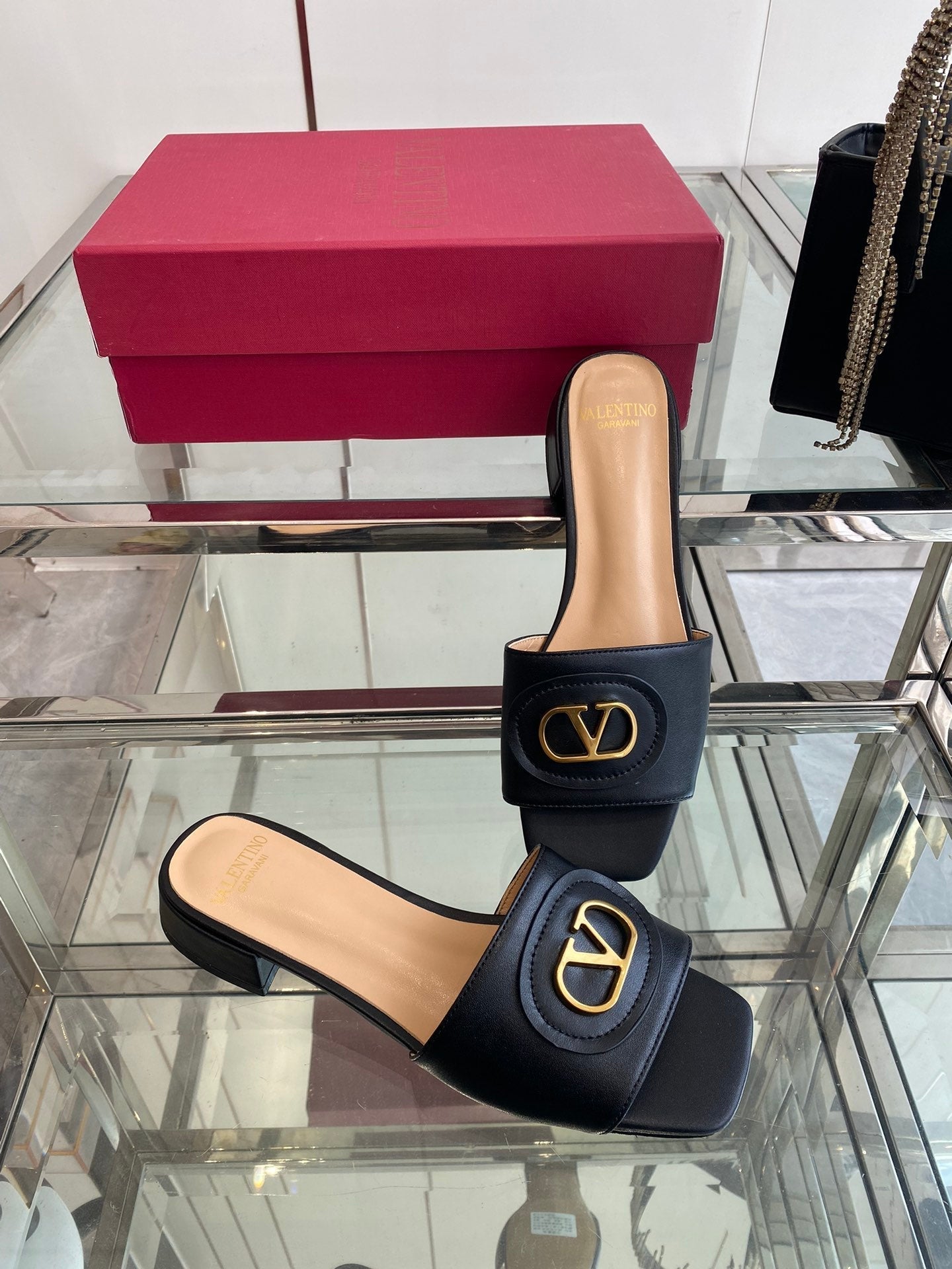 VLTN HIGH HEEL 25S 30 MM IN BLACK LAMBSKIN WITH GOLD HARDWARE - 34