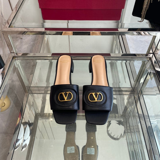 VLTN HIGH HEEL 25S 30 MM IN BLACK LAMBSKIN WITH GOLD HARDWARE - 34