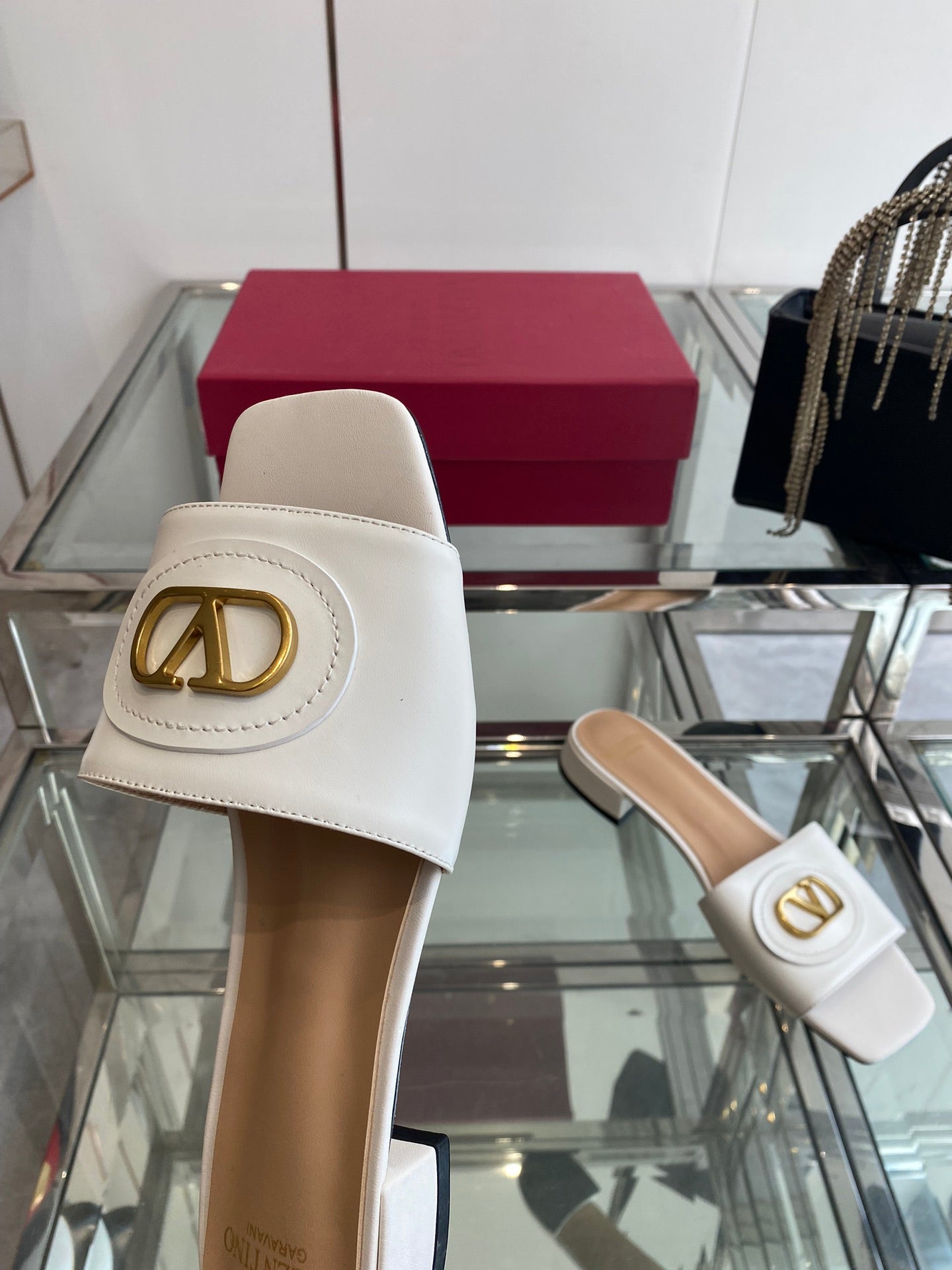 VLTN HIGH HEEL 25S 30 MM IN WHITE LAMBSKIN WITH GOLD HARDWARE - 34
