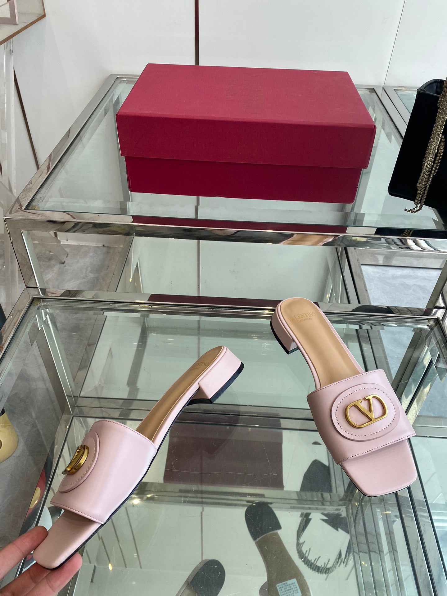 VLTN HIGH HEEL 25S 30 MM IN LIGHT PINK LAMBSKIN WITH GOLD HARDWARE - 34