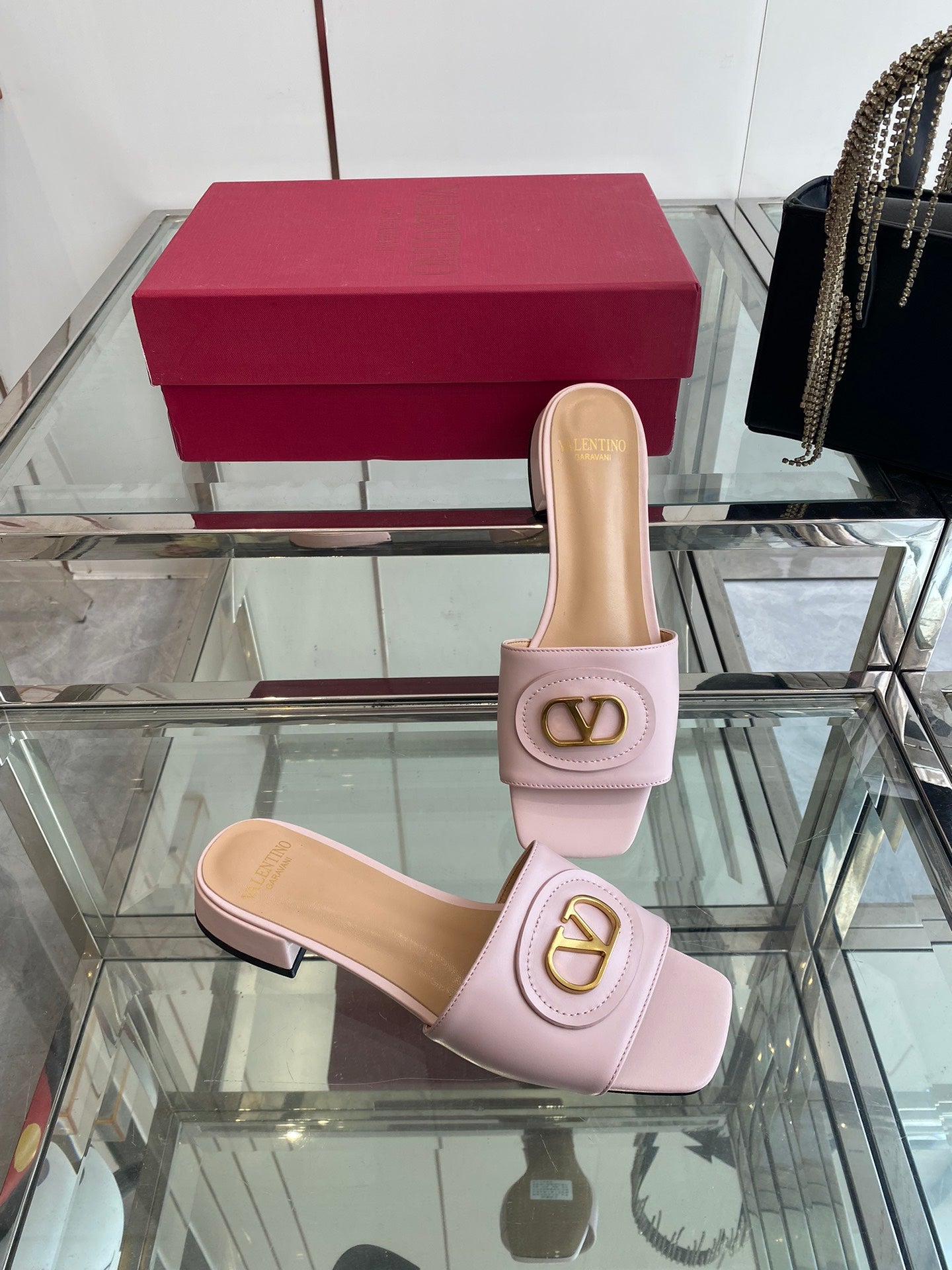 VLTN HIGH HEEL 25S 30 MM IN LIGHT PINK LAMBSKIN WITH GOLD HARDWARE - 34