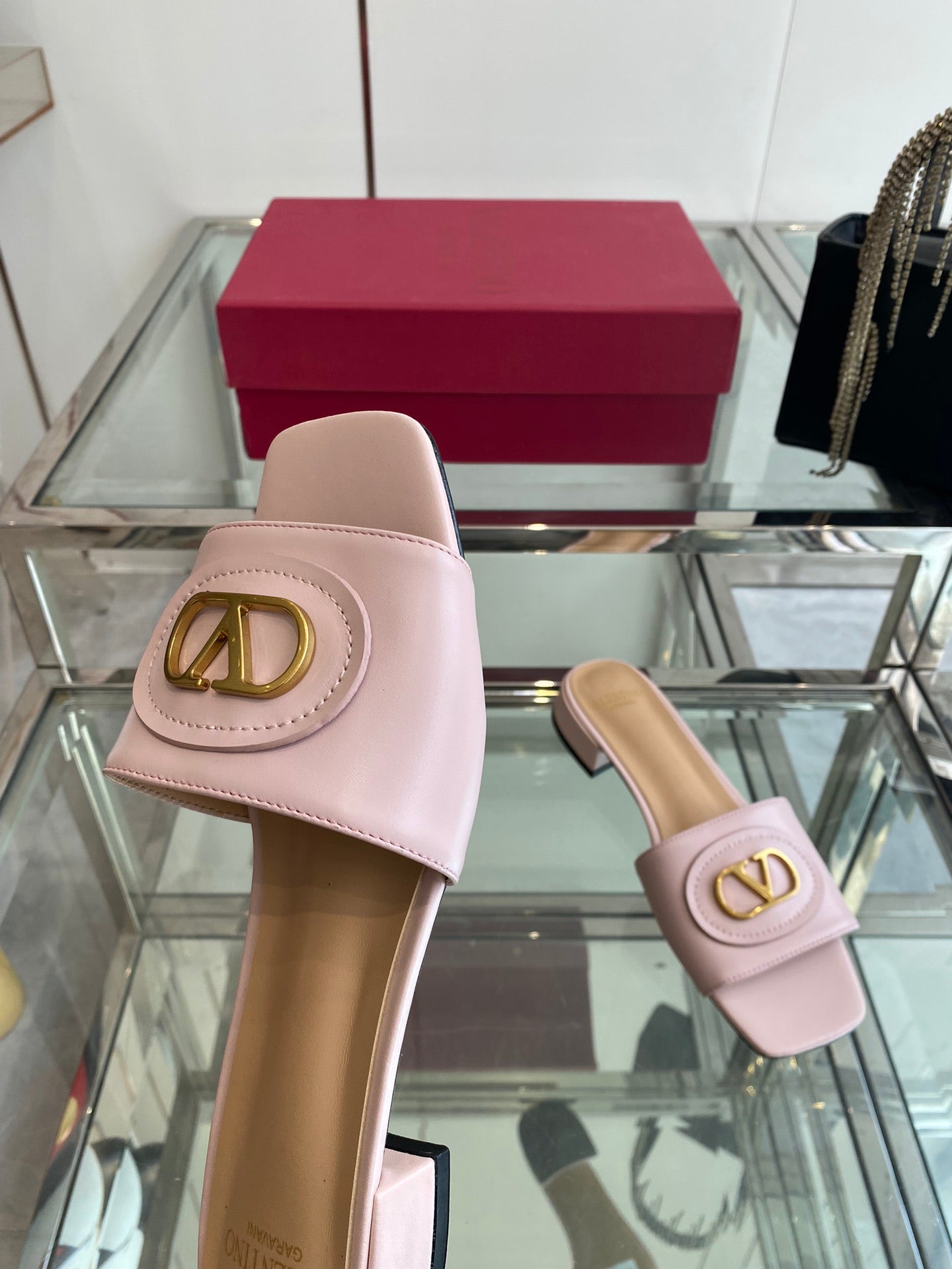 VLTN HIGH HEEL 25S 30 MM IN LIGHT PINK LAMBSKIN WITH GOLD HARDWARE - 34