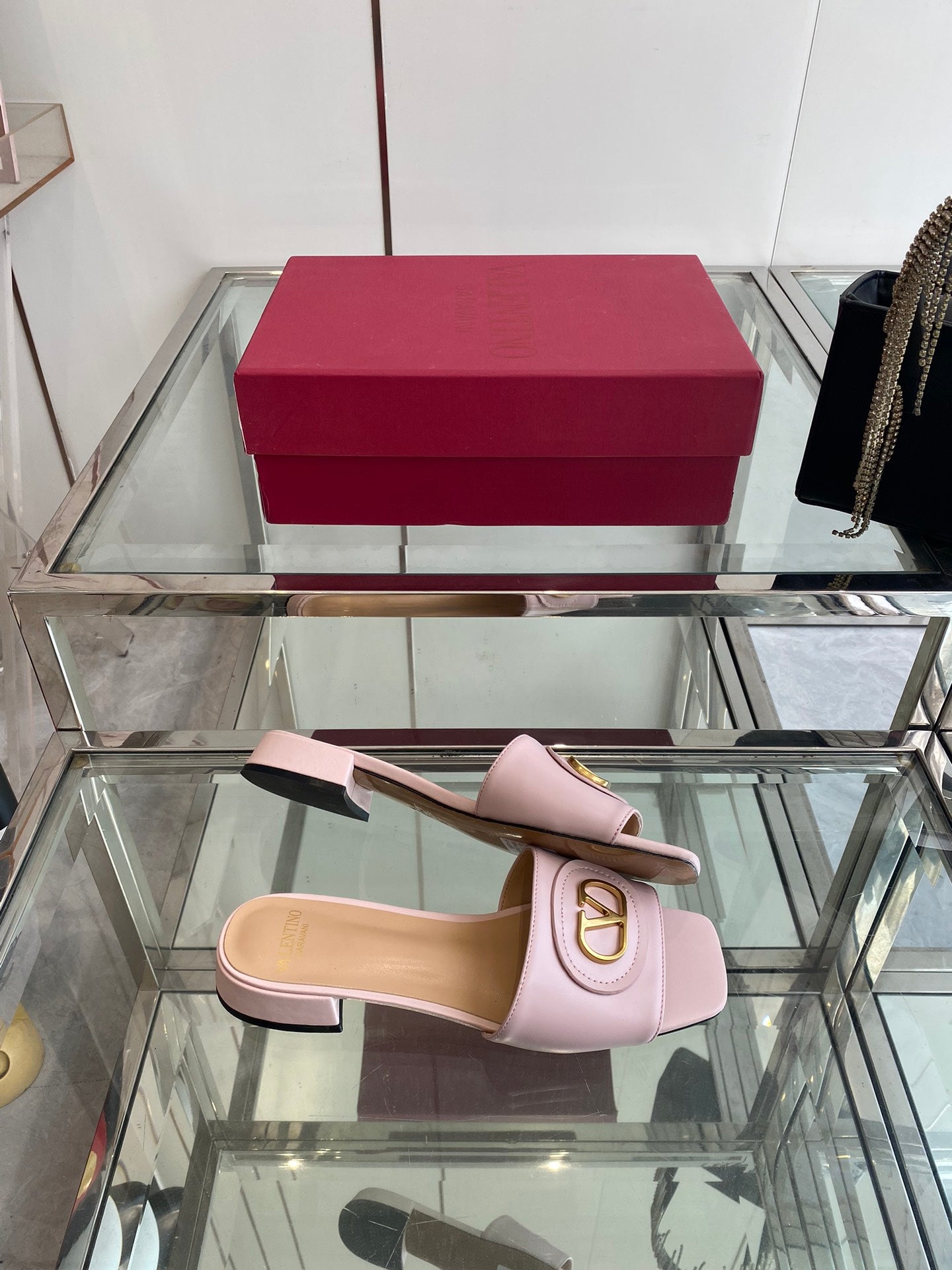 VLTN HIGH HEEL 25S 30 MM IN LIGHT PINK LAMBSKIN WITH GOLD HARDWARE - 34