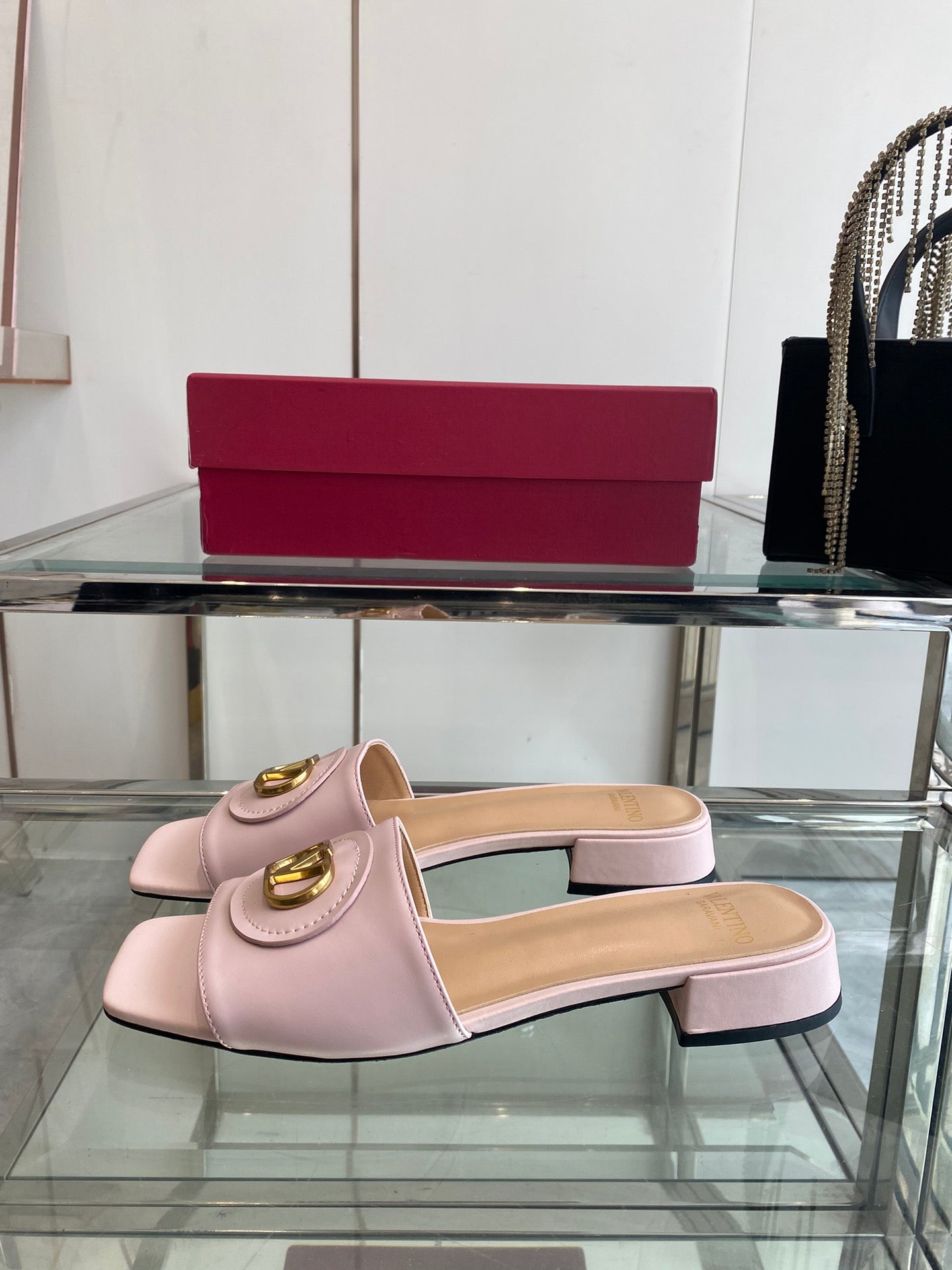 VLTN HIGH HEEL 25S 30 MM IN LIGHT PINK LAMBSKIN WITH GOLD HARDWARE - 34