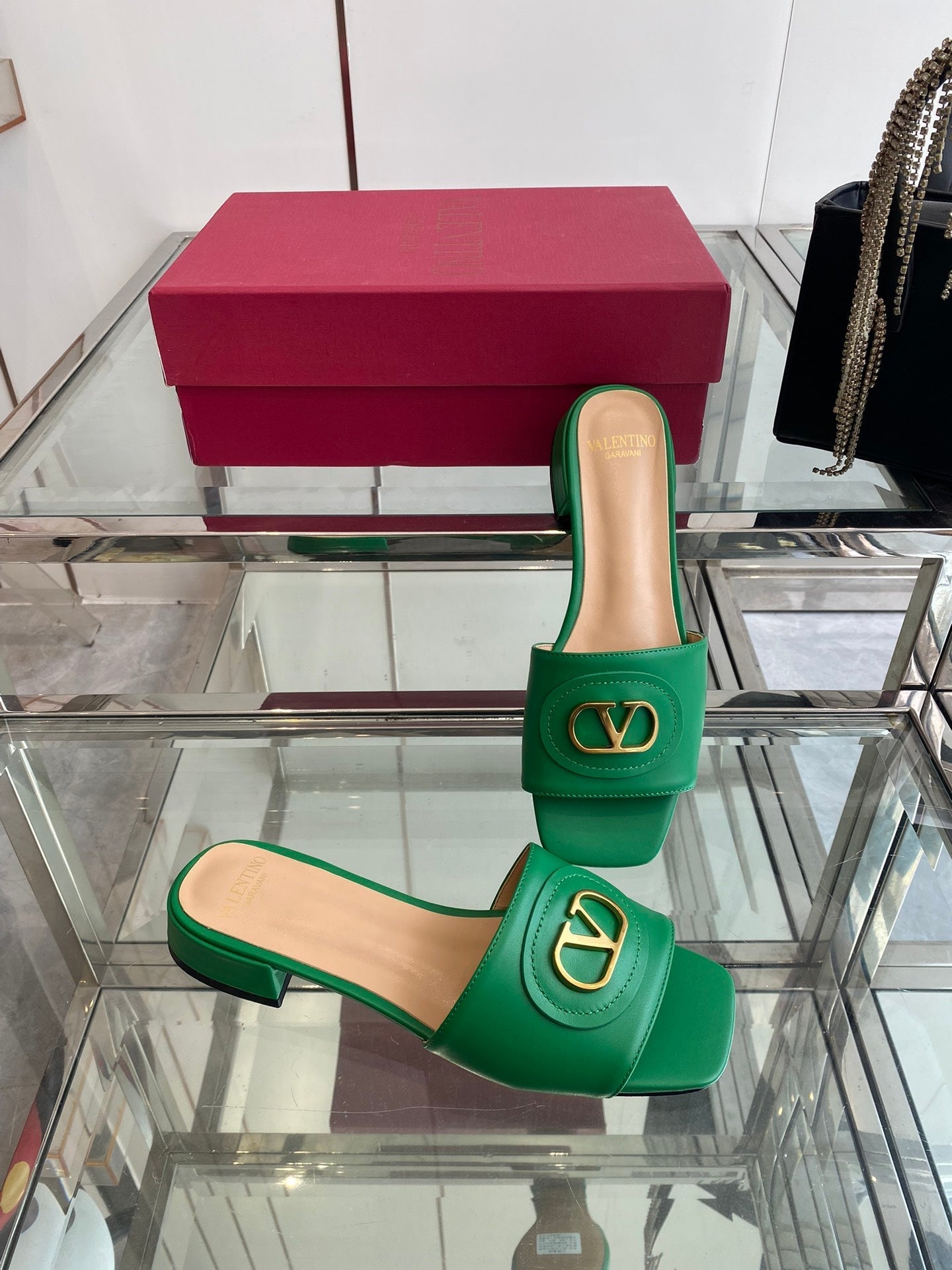 VLTN HIGH HEEL 25S 30 MM IN GREEN LAMBSKIN WITH GOLD HARDWARE - 34