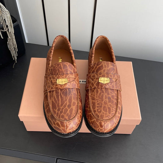 MIUMIU 26S ПЕННІ-ЛОФЕРИ З КОРИЧНЕВОЇ ШКІРИ ТЕЛЯТИ КОНЬЯЧНОГО ВІДТІНКУ З ТИСНЕННЯМ ПІД КРОКОДИЛА