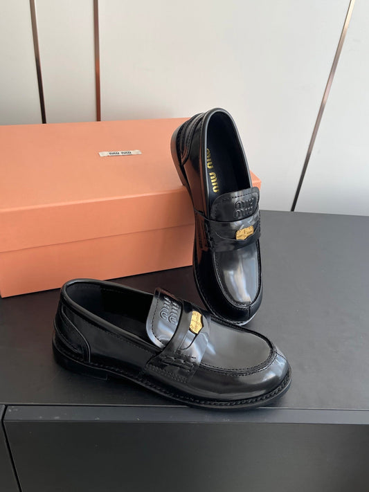 MIUMIU 26S ПЕННІ ЛОФЕРИ З ЧОРНОЇ ГЛЯНЦЕВОЇ ТЕЛЯЧОЇ ШКІРИ З ФУРНІТУРОЮ ЗОЛОТОГО КОЛЬОРУ