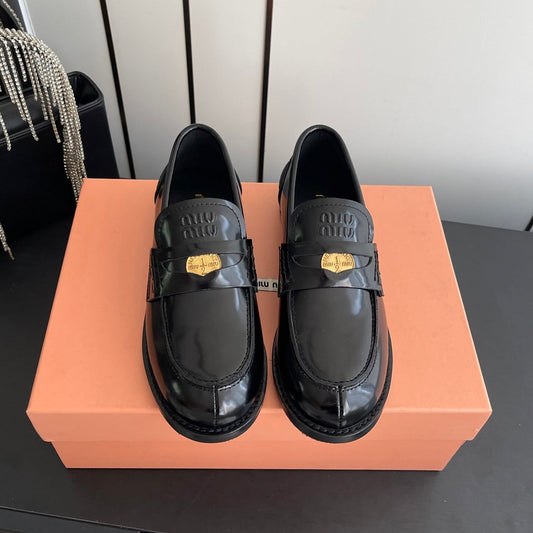 MIUMIU 26S ПЕННІ ЛОФЕРИ З ЧОРНОЇ ГЛЯНЦЕВОЇ ТЕЛЯЧОЇ ШКІРИ З ФУРНІТУРОЮ ЗОЛОТОГО КОЛЬОРУ