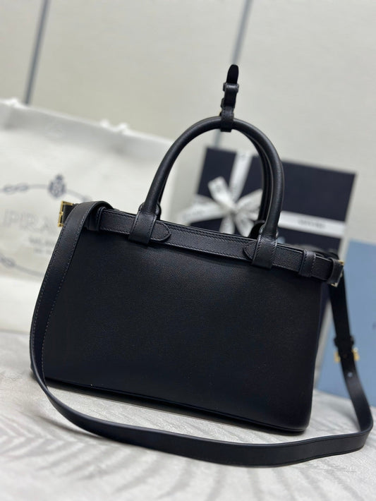 СЕРЕДНЯ СУМКА PRADA 25S BUCKLE 28 З ЧОРНОЇ ТЕЛЯЧОЇ ШКІРИ ІЗ ЗОЛОТОЮ ФУРНІТУРОЮ