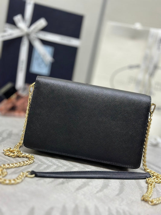 ЖІНОЧА СУМКА PRADA 25S SAFFIANO НА ПЛЕЧЕ 21 З ЧОРНОЇ ТЕЛЯЧОЇ ШКІРИ ІЗ ЗОЛОТОЮ ФУРНІТУРОЮ