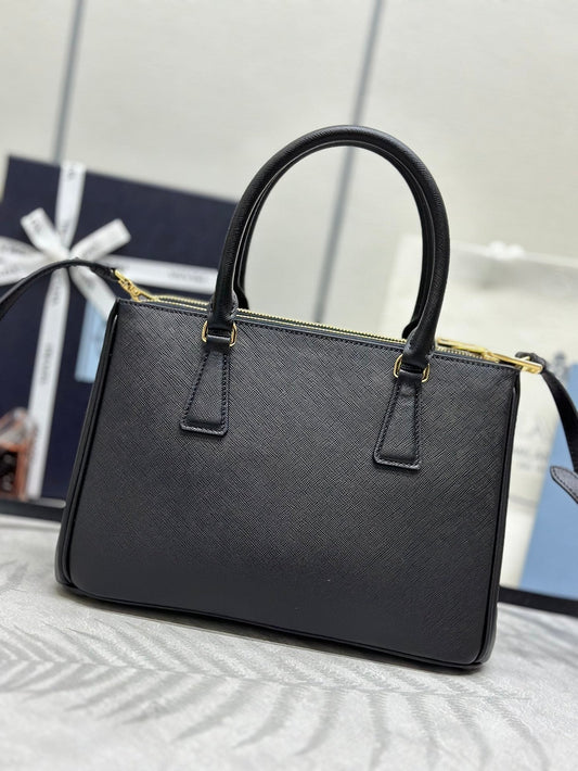 PRADA 25S ВЕЛИКА СУМКА GALLERIA 28 З ЧОРНОЇ ТЕЛЯЧОЇ ШКІРИ ІЗ ЗОЛОТОЮ ФУРНІТУРОЮ