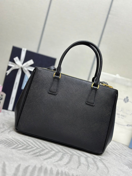 СУМКА PRADA 25S GALLERIA LARGE 32 З ЧОРНОЇ ТЕЛЯЧОЇ ШКІРИ ІЗ ЗОЛОТИСТОЮ ФУРНІТУРОЮ