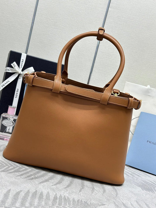 ЖІНОЧА СУМКА PRADA 25S BUCKLE MEDIUM 35 З ТЕМНО-КАРАМЕЛЬНОЇ ТЕЛЯЧОЇ ШКІРИ З ФУРНІТУРОЮ ЗІ ЗОЛОТА