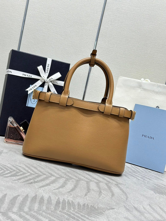 СЕРЕДНЯ СУМКА PRADA 25S BUCKLE 28 З ТЕЛЯЧОЇ ШКІРИ КОЛЬОРУ КАРАМЕЛЬ З ФУРНІТУРОЮ ЗІ ЗОЛОТА