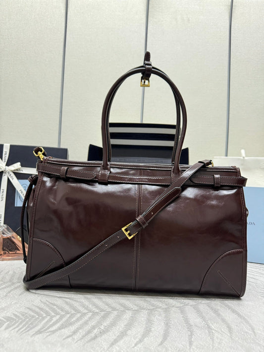 PRADA 25S BONNIE ВЕЛИКА СУМКА 38 З ТЕМНО-КОРИЧНЕВОЇ ГЛЯНЦЕВОЇ ТЕЛЯЧОЇ ШКІРИ З ЗОЛОТОЮ ФУРНІТУРОЮ