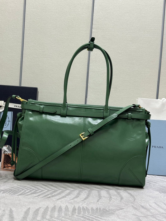 PRADA 25S BONNIE ВЕЛИКА СУМКА 38 З ЗЕЛЕНОЇ БЛИСКУЧОЇ ТЕЛЯЧОЇ ШКІРИ З ЗОЛОТОЮ ФУРНІТУРОЮ