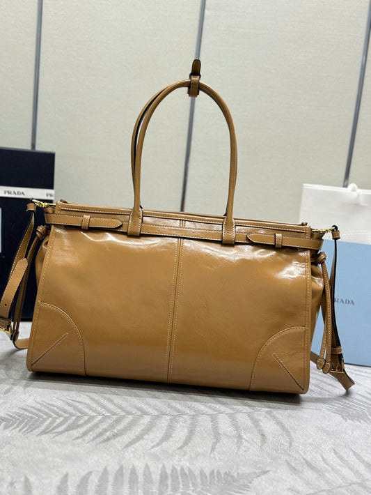 СУМКА PRADA 25S BONNIE LARGE 38 ІЗ ТЕЛЯЧОЇ ШКІРИ КОЛЬОРУ ЗОЛОТИСТОГО КОРИЧНЕВОГО З ФУРНІТУРОЮ ЗОЛОТОГО КОЛЬОРУ