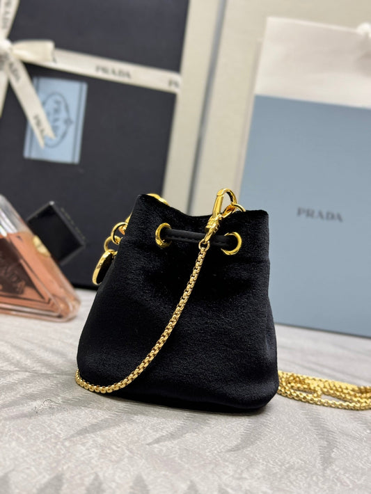 PRADA 25S МІНІ-КОСМЕТИЧКА 12 З ЧОРНОГО ОКСАМИТУ З ЗОЛОТОЮ ФУРНІТУРОЮ