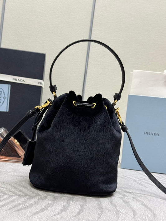 Сумка-відро PRADA 25S з чорного оксамиту з золотою фурнітурою