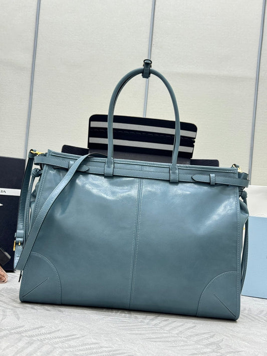 PRADA 25S LUX SOFT BAG 42 З БЛАКИТНОЇ ГЛЯНЦЕВОЇ ТЕЛЯЧОЇ ШКІРИ, ЗОЛОТА ФУРНІТУРА