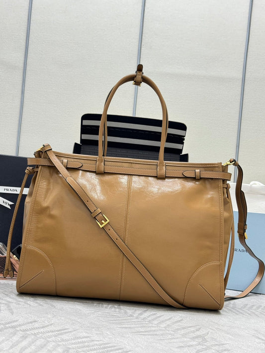 PRADA 25S LUX SOFT BAG 42 З КАРАМЕЛЬНОЇ ГЛЯНЦЕВОЇ ТЕЛЯЧОЇ ШКІРИ ІЗ ЗОЛОТОЮ ФУРНІТУРОЮ