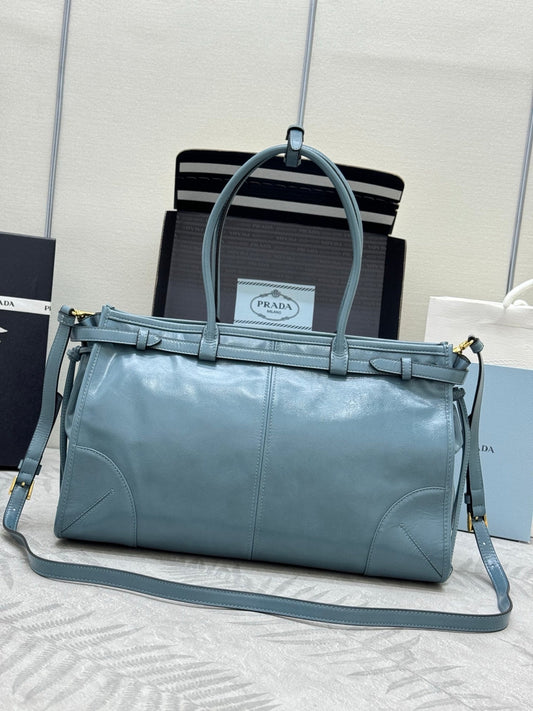 PRADA 25S BONNIE ВЕЛИКА СУМКА 38 ЗІ СВІТЛО-БЛАКИТНОЇ ГЛЯНЦЕВОЇ ШКІРИ ТЕЛЯТИ З ЗОЛОТОЮ ФУРНІТУРОЮ