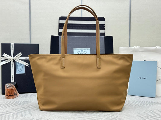 PRADA 25S RE-EDITION 1978 MEDIUM 35 З ТЕМНО-КАРАМЕЛЬНОГО НЕЙЛОНУ ТА ТЕЛЯЧОЇ ШКІРИ SAFFIANO