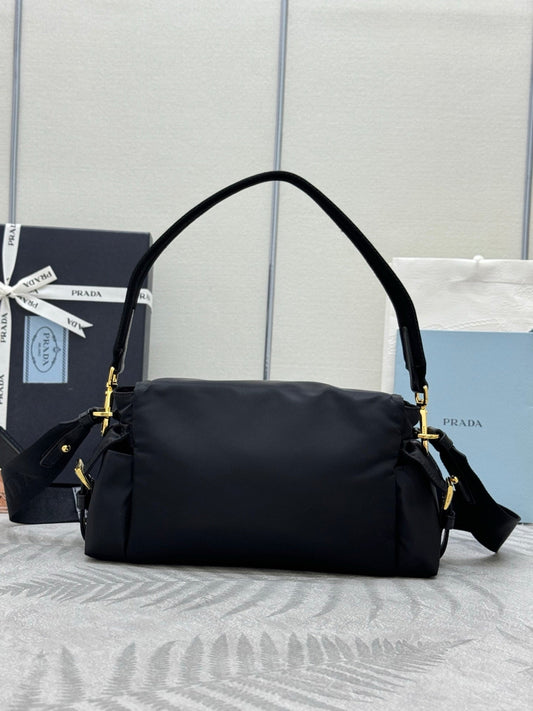 СУМКА PRADA 25S EXPLORE НА ПЛЕЧЕ ВЕЛИКА, 30 СМ, ЧОРНА З ПЕРЕРОБЛЕНОГО НЕЙЛОНУ, З КЛАПАНОМ