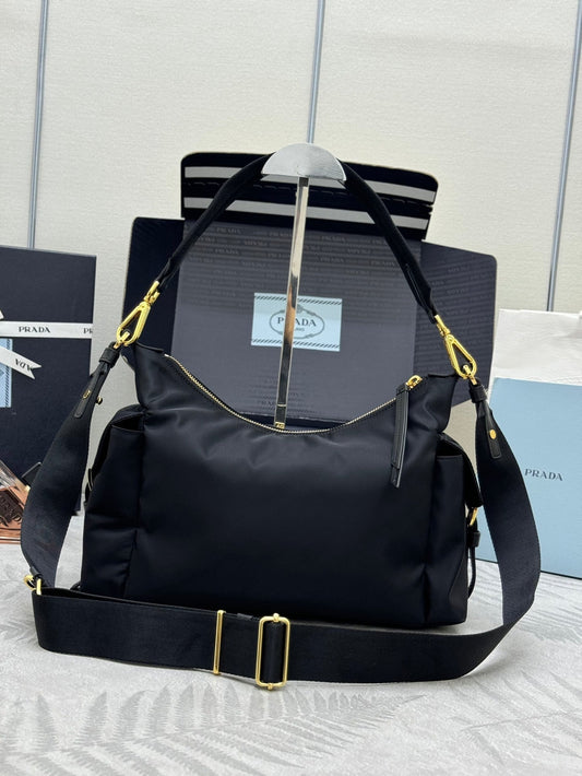 СУМКА PRADA 25S EXPLORE LARGE RE-NYLON ЧЕРЕЗ ПЛЕЧЕ ЧОРНОГО КОЛЬОРУ З КЛАПАНОМ