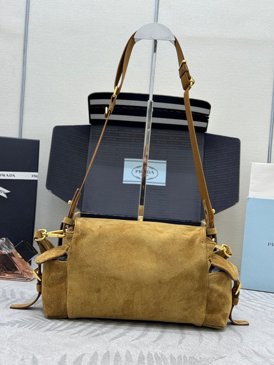 СУМКА PRADA 25S EXPLORE СЕРЕДНЬОГО РОЗМІРУ НА ПЛЕЧЕ 30 З ТЕМНО-ЗОЛОТИСТО-КОРИЧНЕВОЇ ЗАМШІ З КЛАПАНОМ