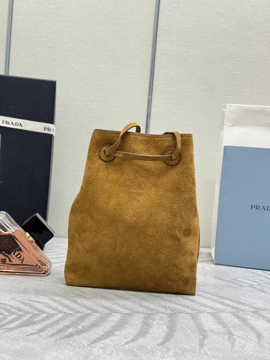 PRADA 25S СУМКА-ВІДРО 20 ЗІ СВІТЛОЇ КАРАМЕЛЬНОЇ ЗАМШІ ЗІ ЗОЛОТОЮ ФУРНІТУРОЮ