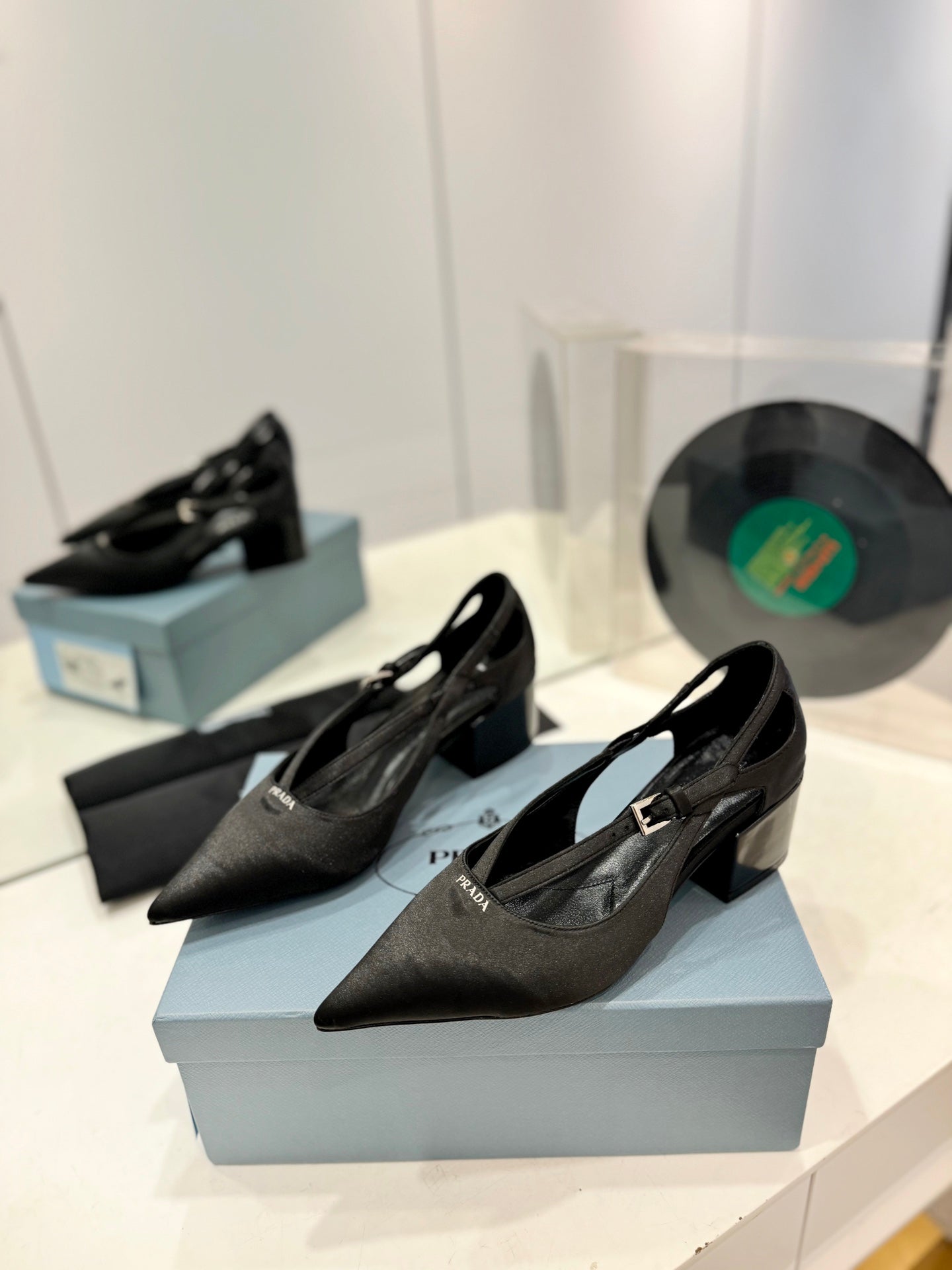 PRA STRAP CUT-OUT PUMPS BLACK SATIN - 35