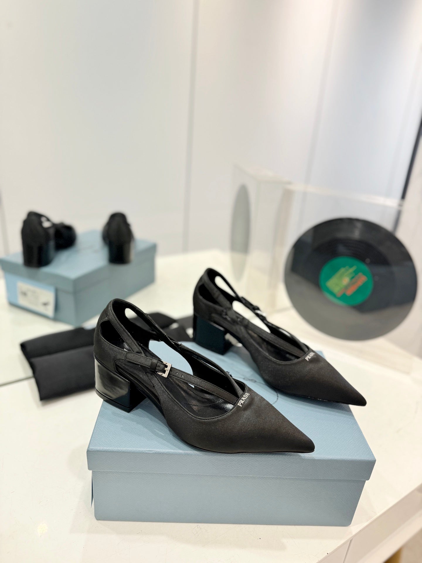 PRA STRAP CUT-OUT PUMPS BLACK SATIN - 35