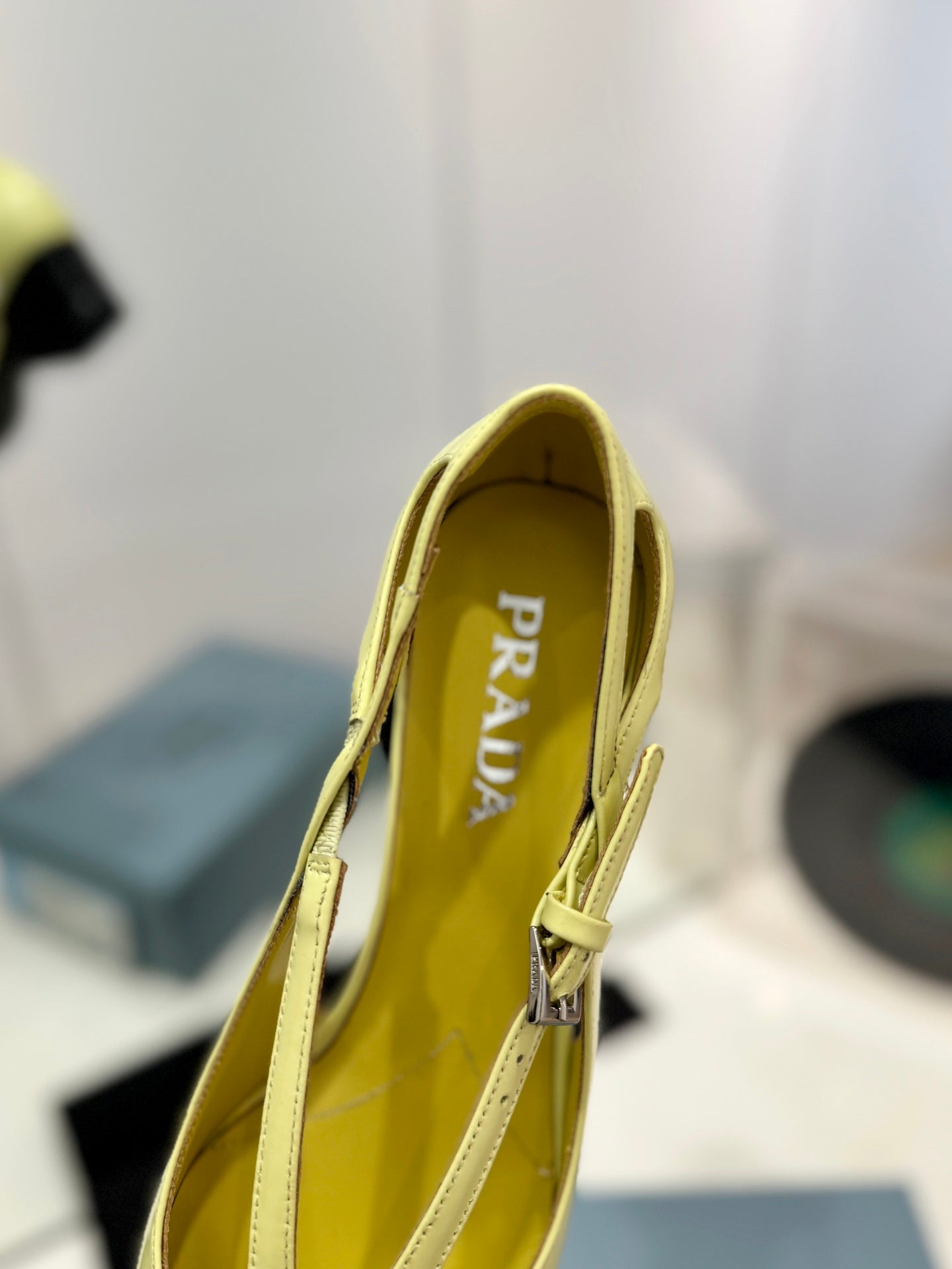 PRA STRAP CUT-OUT PUMPS PASTEL YELLOW CALFSKIN - 35