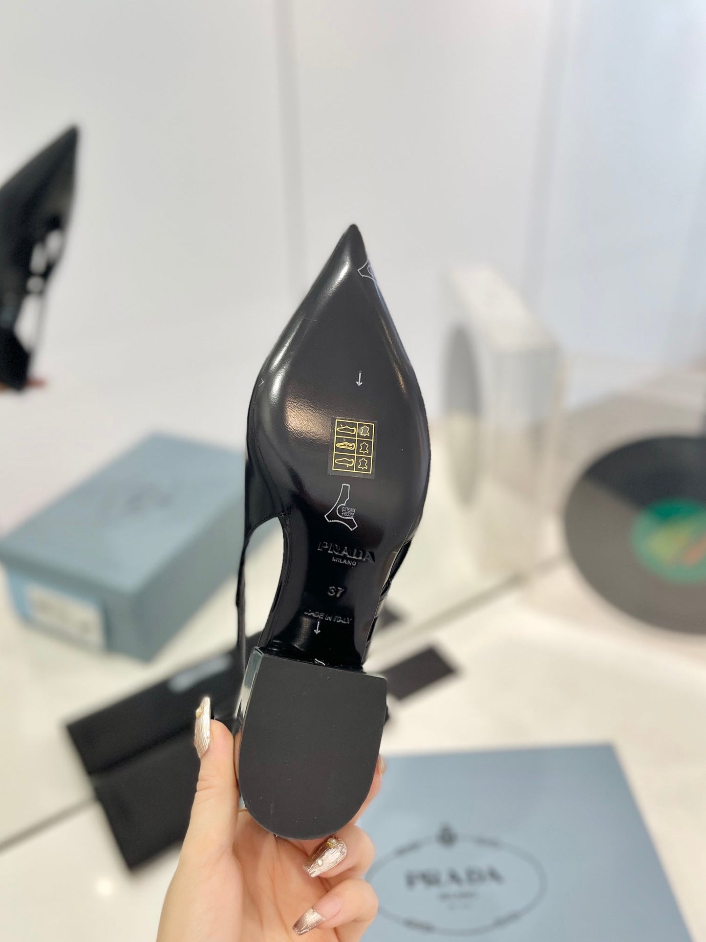 PRA STRAP CUT-OUT PUMPS BLACK CALFSKIN - 35