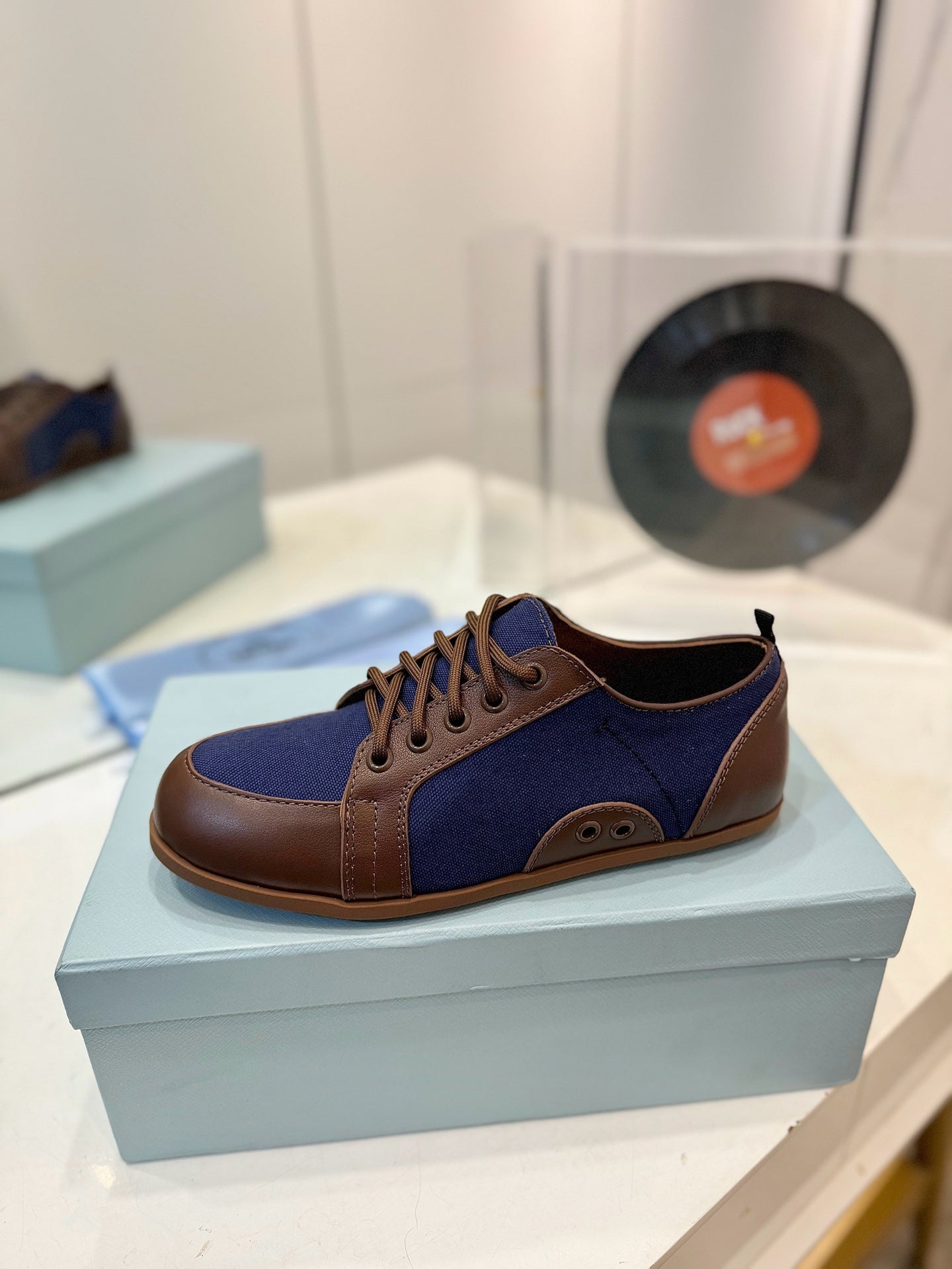 SNEAKERS IN BROWN LAMBSKIN AND NAVY BLUE CANVAS - 35